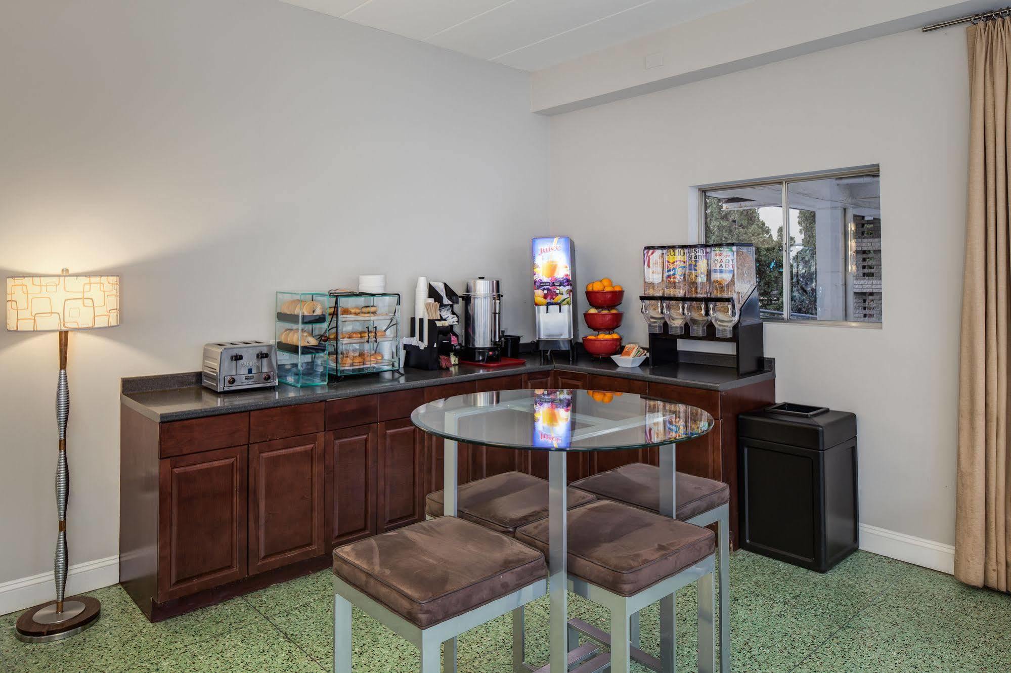 Americana Hotel Arlington Bagian luar foto